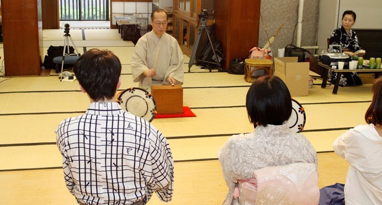 小鼓や大皷、太鼓を指導しています